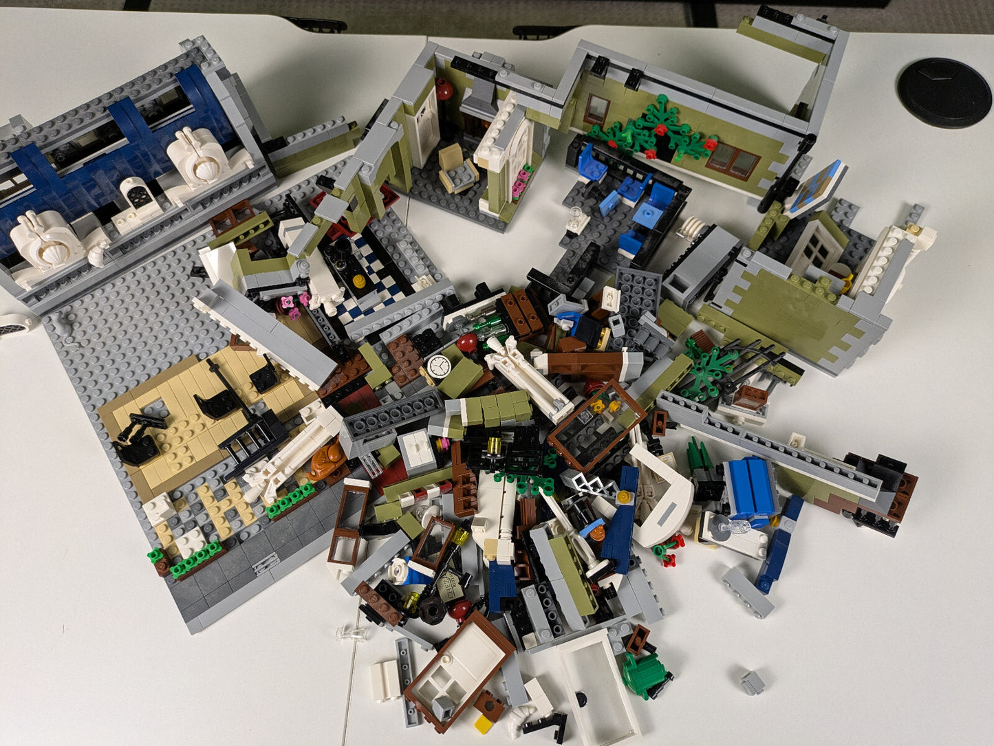 Lego Creator: Modular Buildings Collection: Parisian Restaurant Set 10243