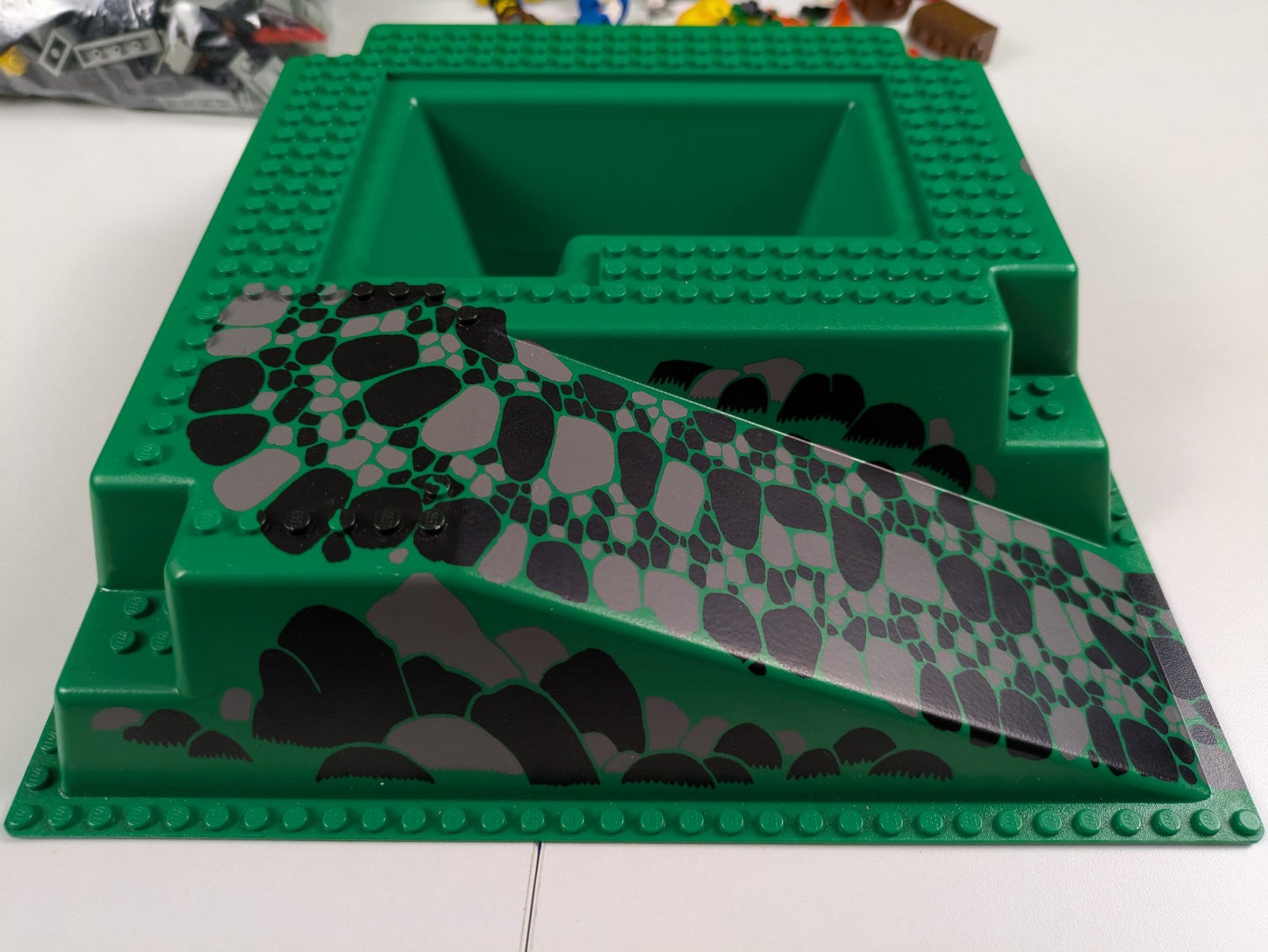 Lego Castle: Dragon Knights: Fire Breathing Fortress Set 6082 - w/ Instructions
