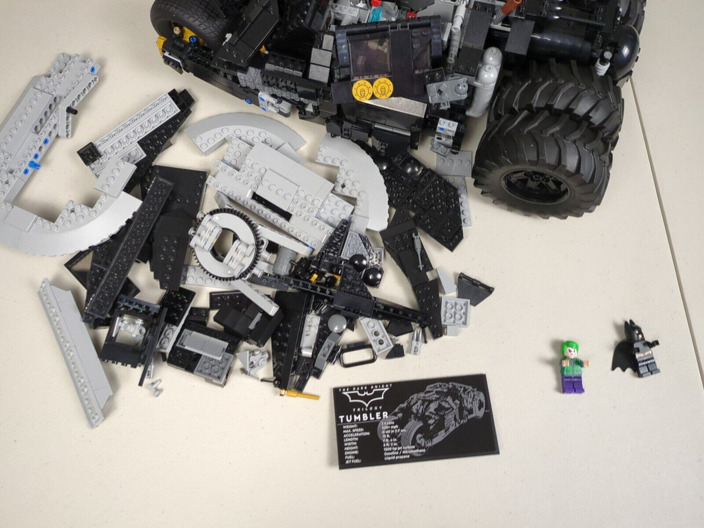 Lego Super Heroes: The Dark Knight Trilogy: Batman Batmobile Tumbler Set 76240