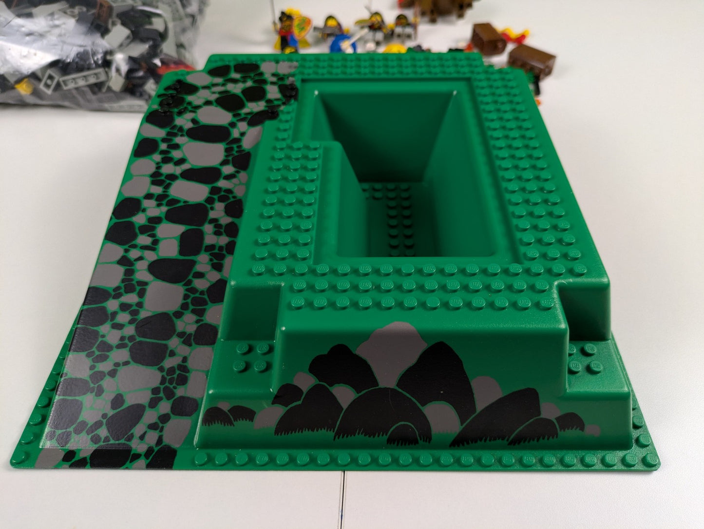 Lego Castle: Dragon Knights: Fire Breathing Fortress Set 6082 - w/ Instructions