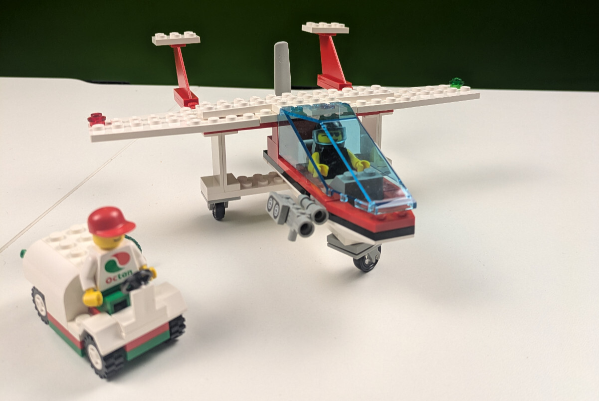 Lego Town: Classic Town: Airport: Gas N' Go Flyer Set 6341 - Complete Set