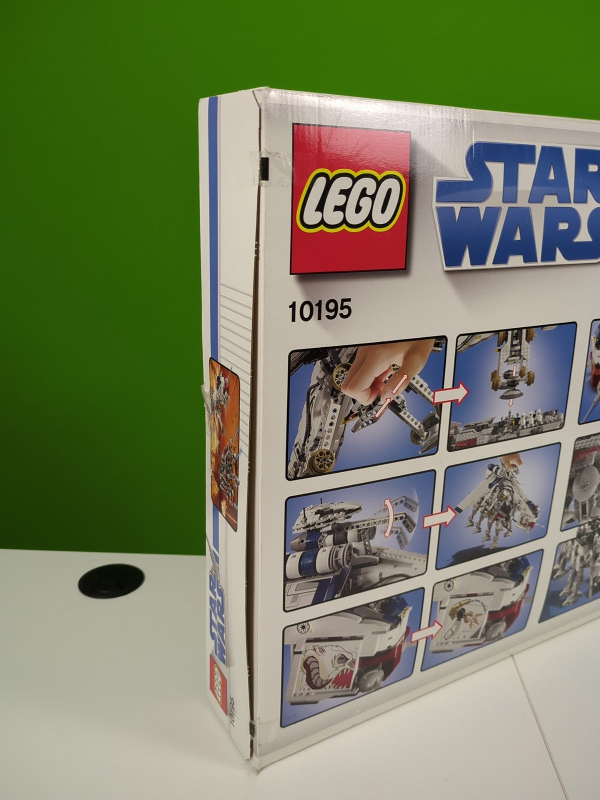 Lego Star Wars: The Clone Wars: Republic Dropship with AT-OT 10195 - BRAND NEW