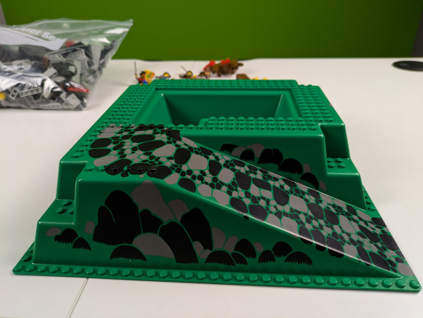 Lego Castle: Dragon Knights: Fire Breathing Fortress Set 6082 - w/ Instructions