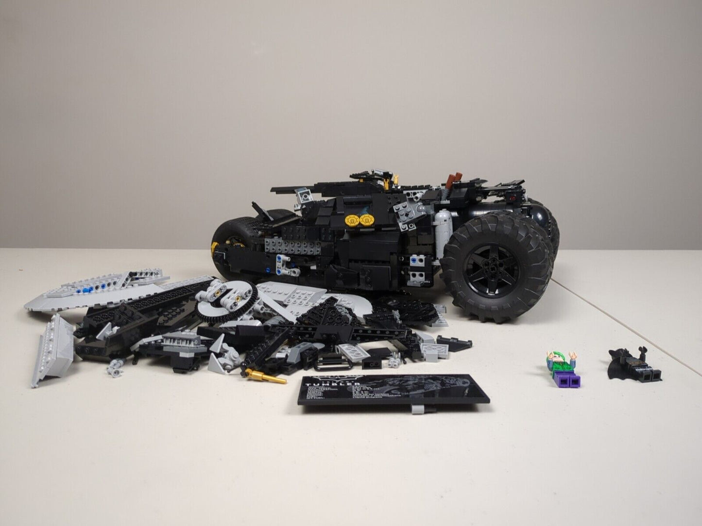 Lego Super Heroes: The Dark Knight Trilogy: Batman Batmobile Tumbler Set 76240