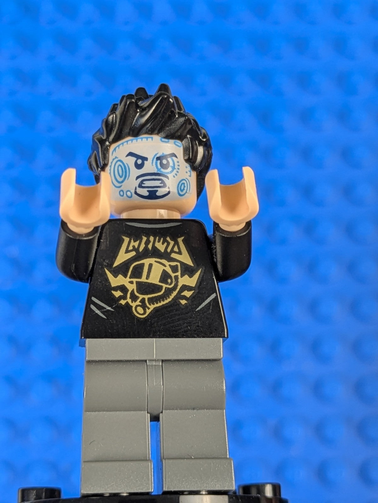 Lego Super Heroes: Tony Stark - Black Shirt with Gold Helmet sh0747 Set 76194