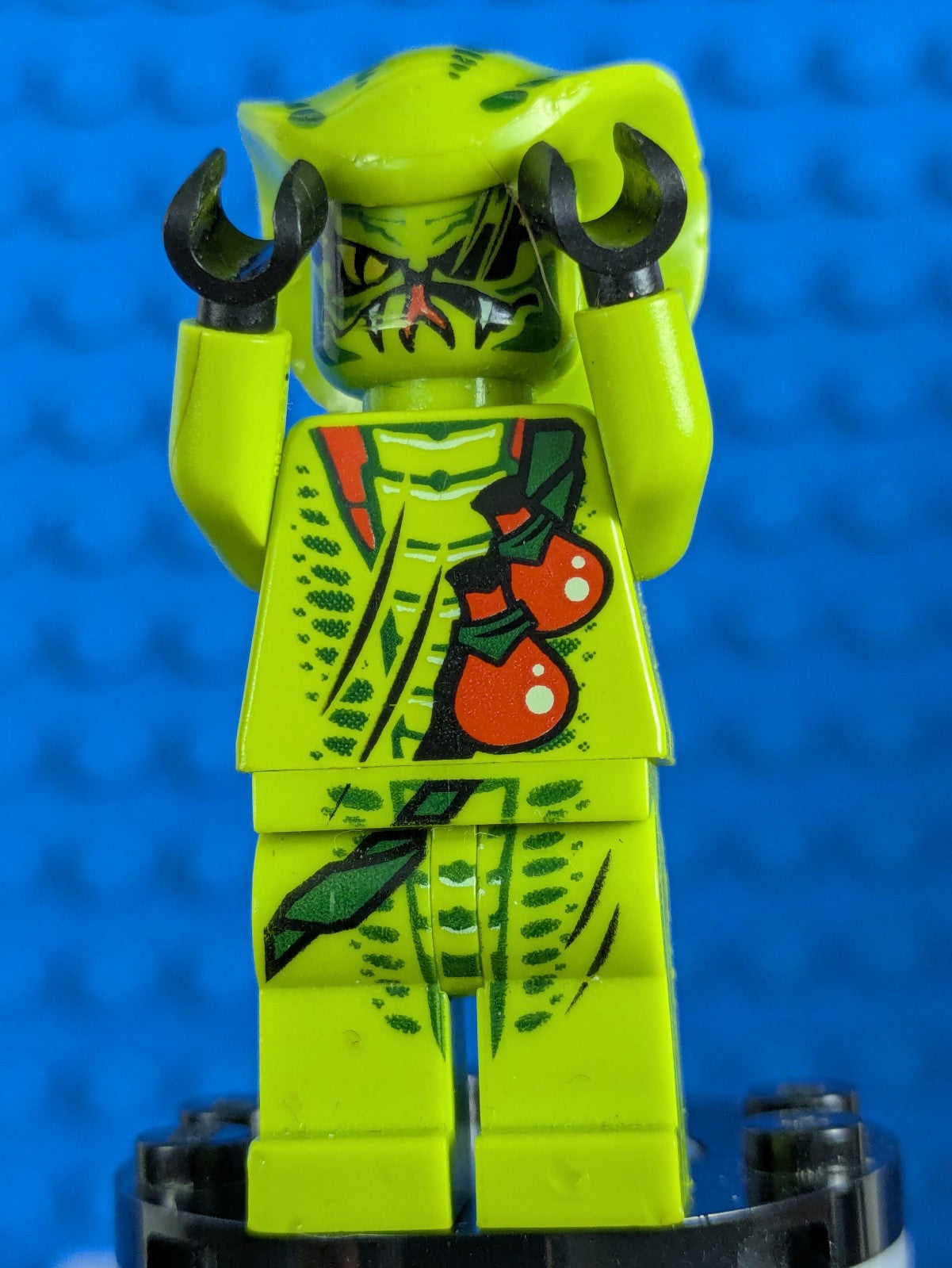 Lego NINJAGO: Rise of the Snakes: Lasha - Red Vials njo0051 Set 9447