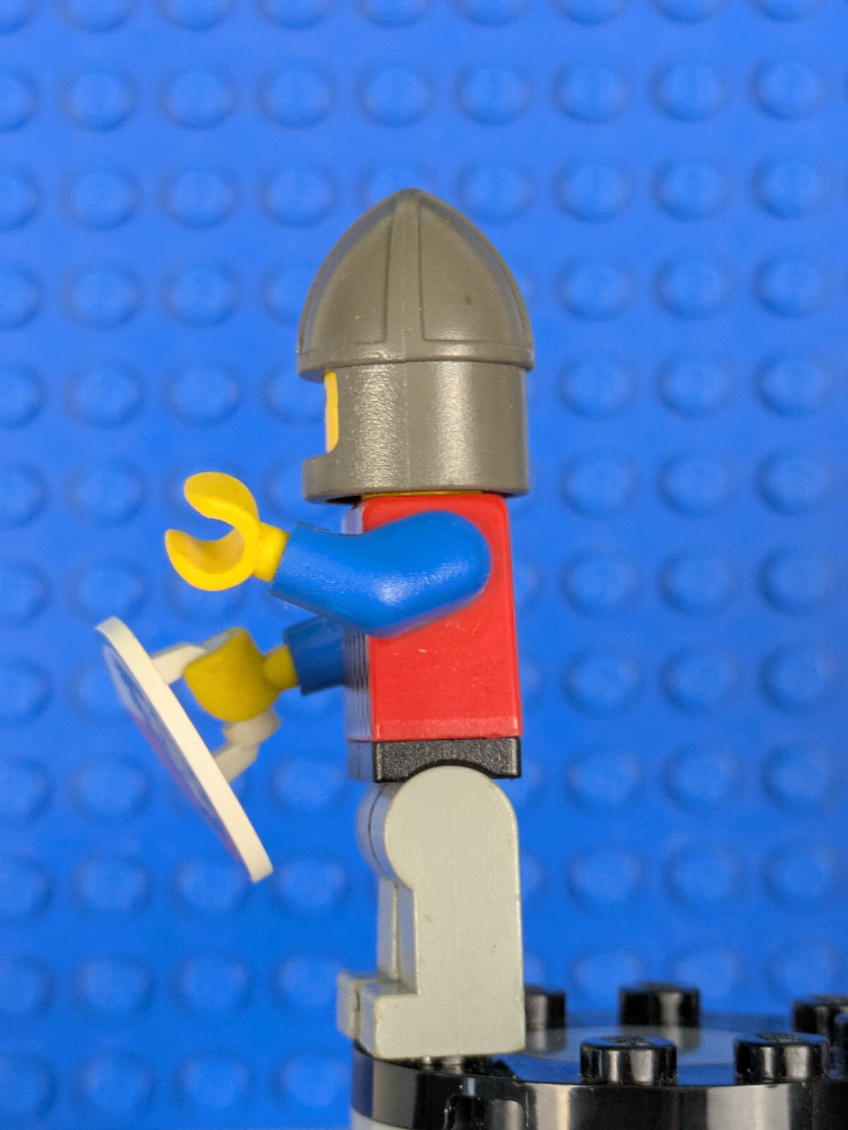 Lego Castle: Royal Knights: Scale Mail - Red with Blue Arms cas158 Set 6078