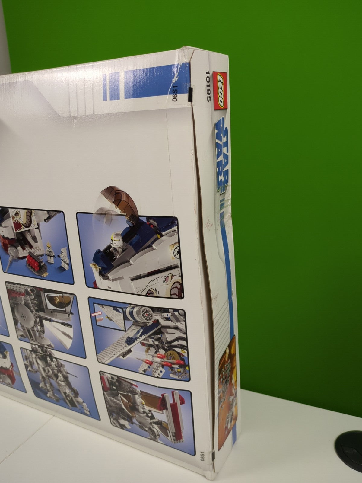 Lego Star Wars: The Clone Wars: Republic Dropship with AT-OT 10195 - BRAND NEW