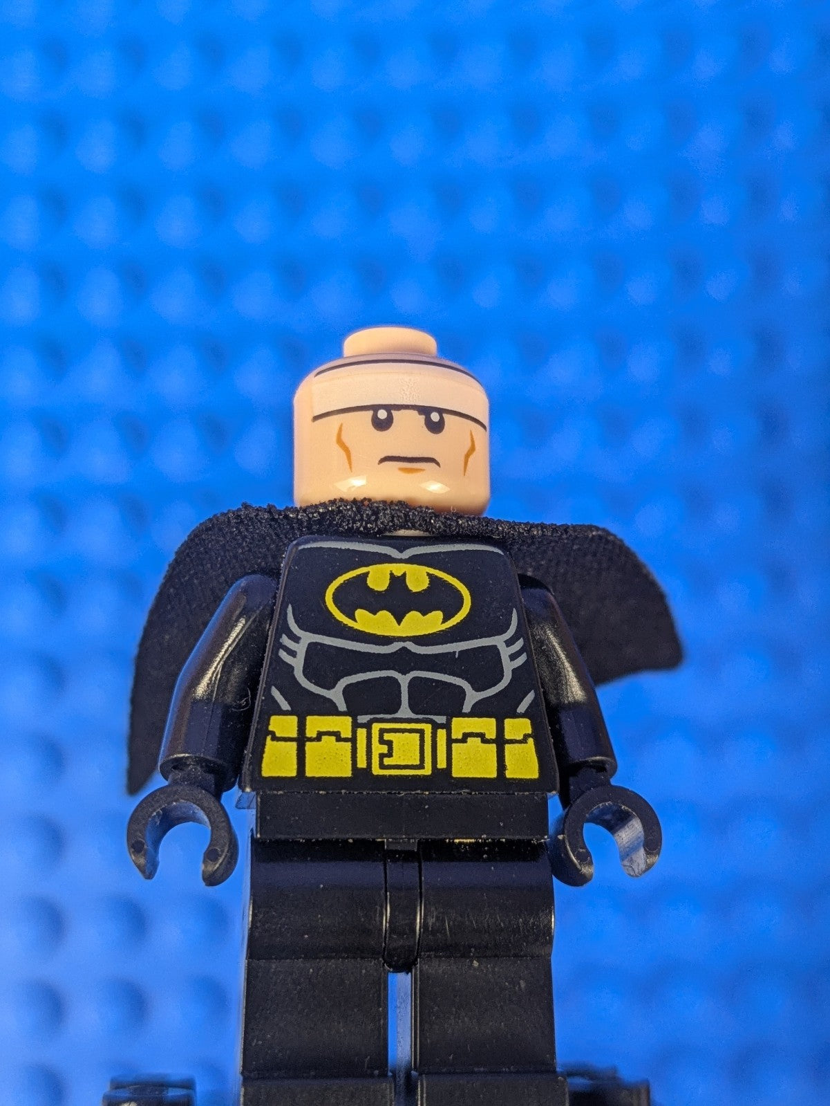 Lego Super Heroes: Batman - Black Suit with Yellow Belt sh0016b Set 77903