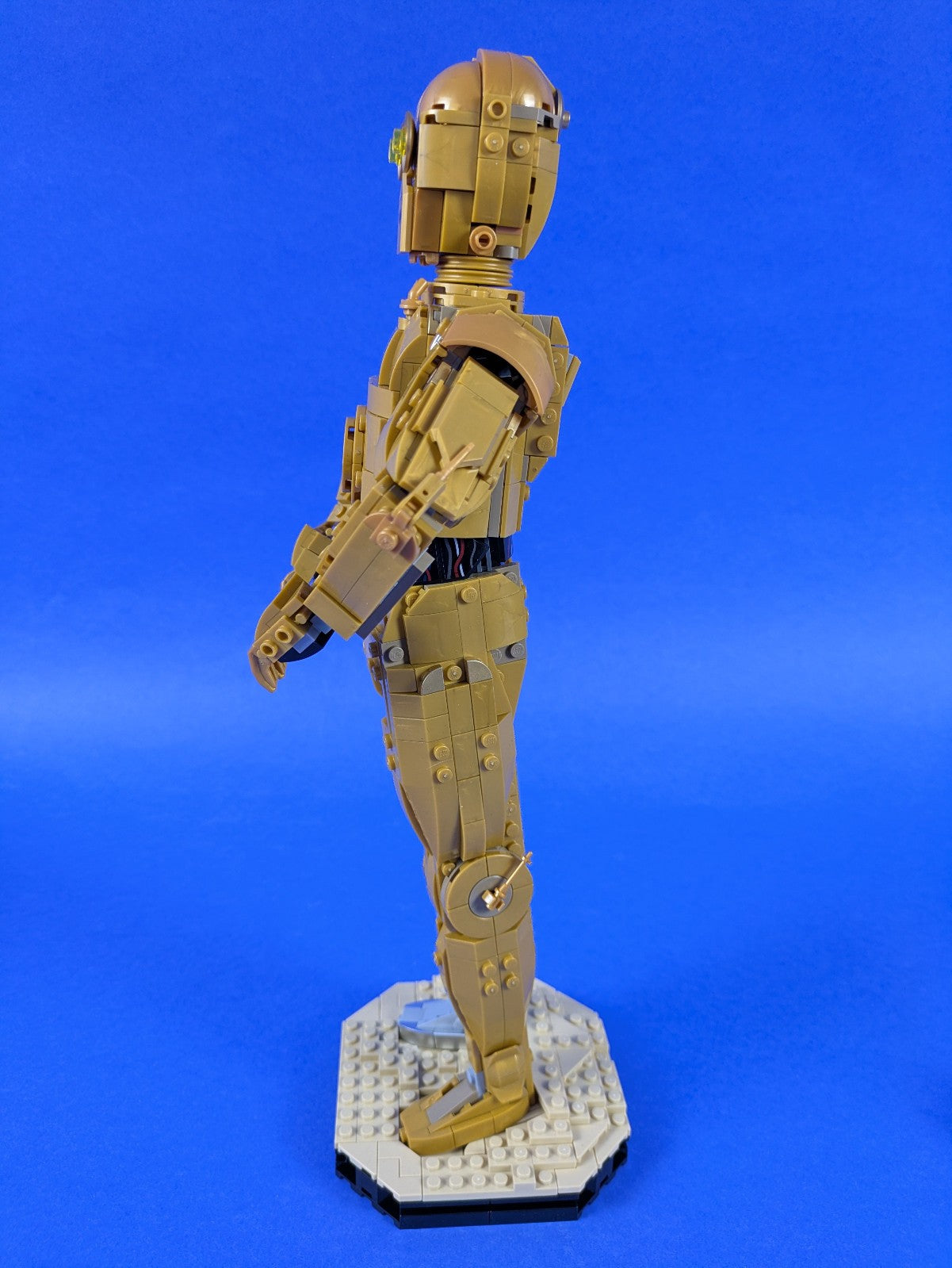 Lego Star Wars: Sculptures: C-3PO Set 75398 Complete Set