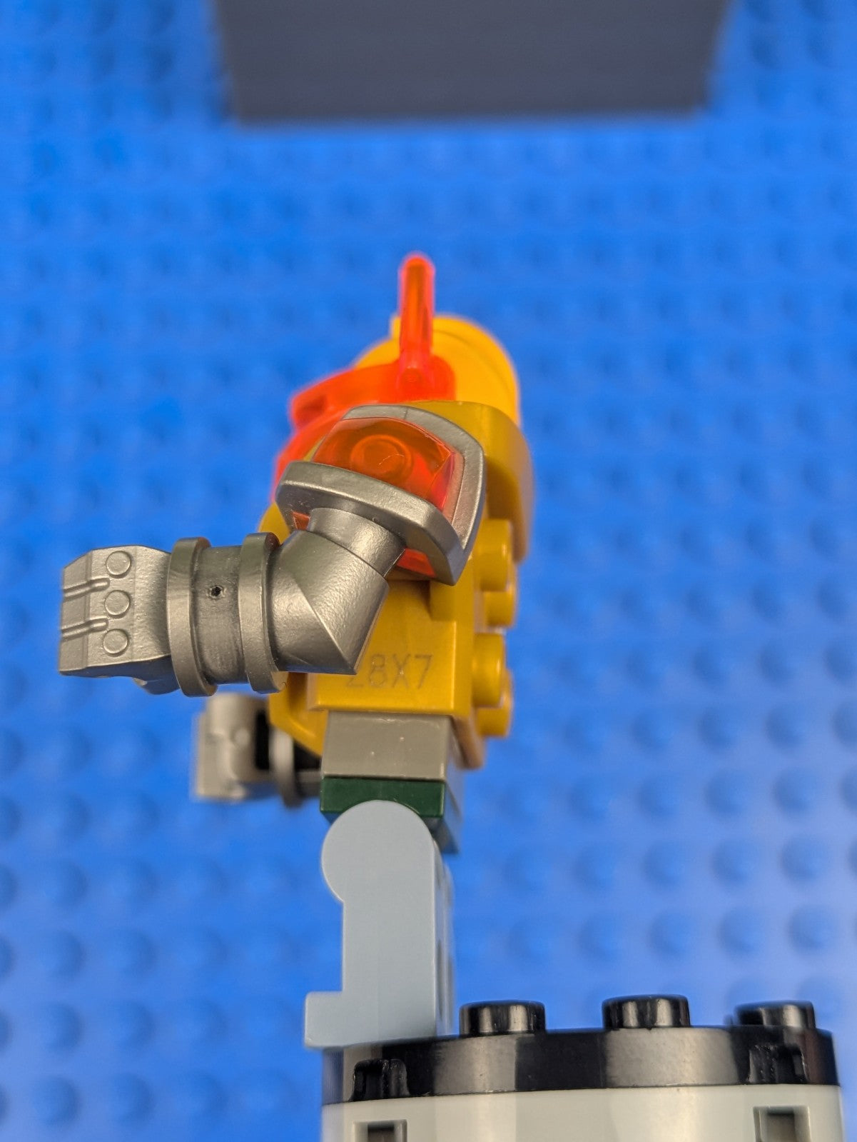 Lego NEXO KNIGHTS: Axl - Trans-Neon Orange Visor nex137 Set 72006