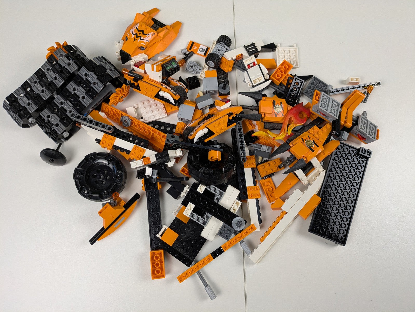 Lego LEGENDS OF CHIMA: Tiger's Mobile Command Set 70224 - Incomplete Set