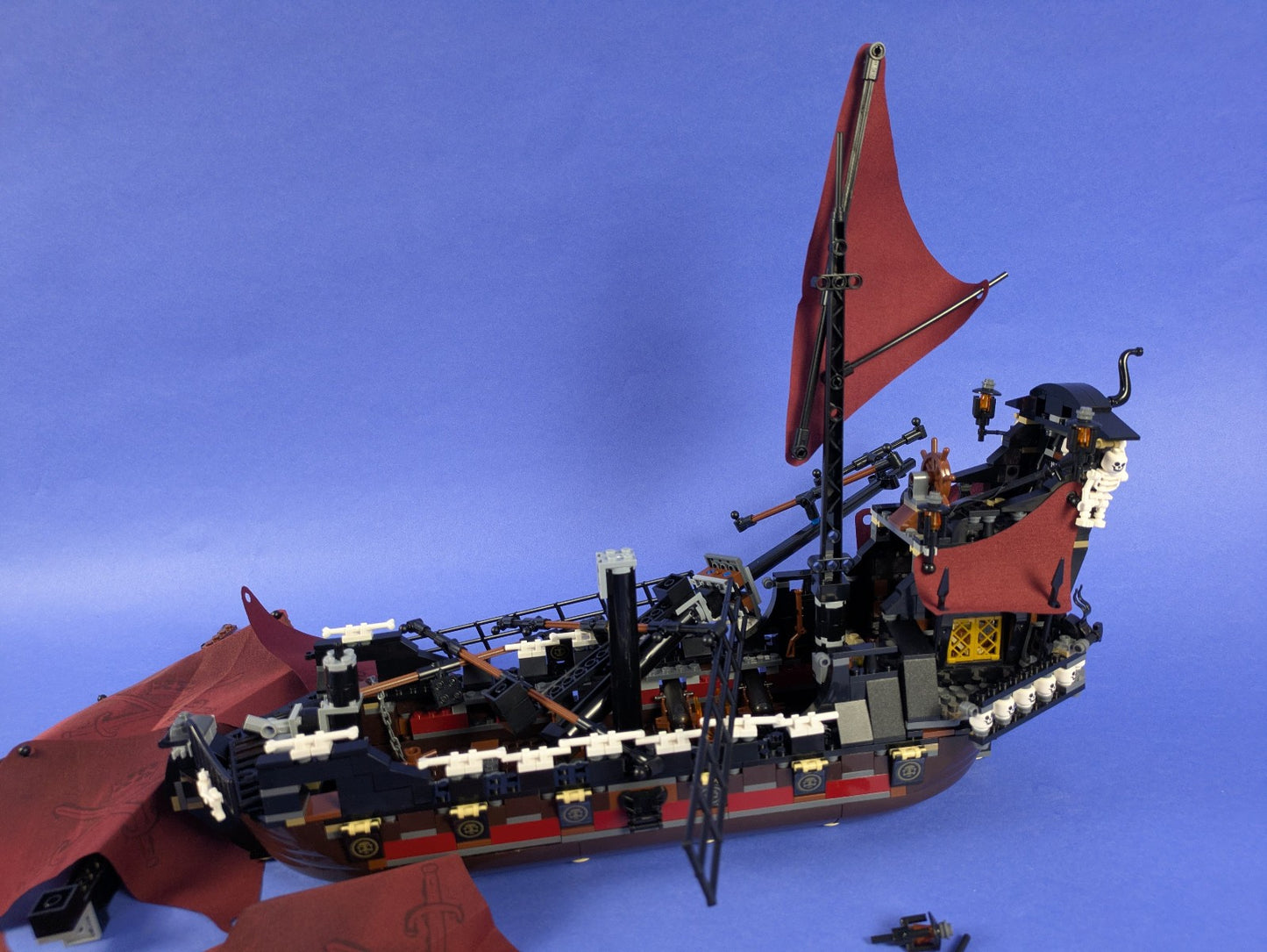 Building Blocks: Pirates of the Caribbean Queen Anne's Revenge 4195 Non-Genuine