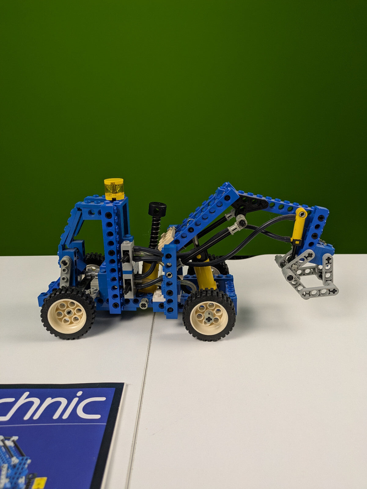 Lego Technic: Universal Building Set: Pneumatic Set 8042 - w/ Instructions