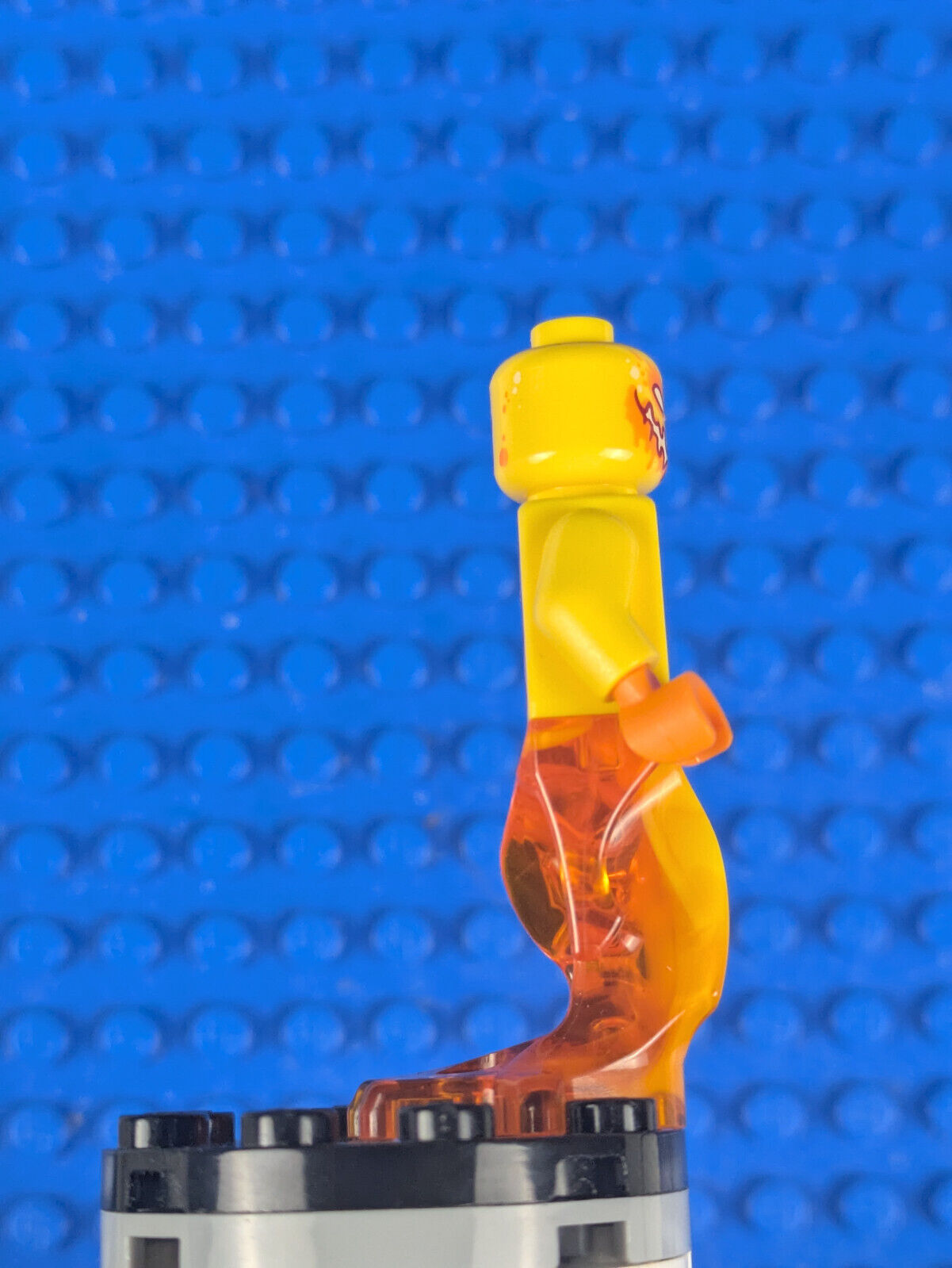 Lego NEXO KNIGHTS: Flama - Yellow Head and Torso nex054 Set 70339