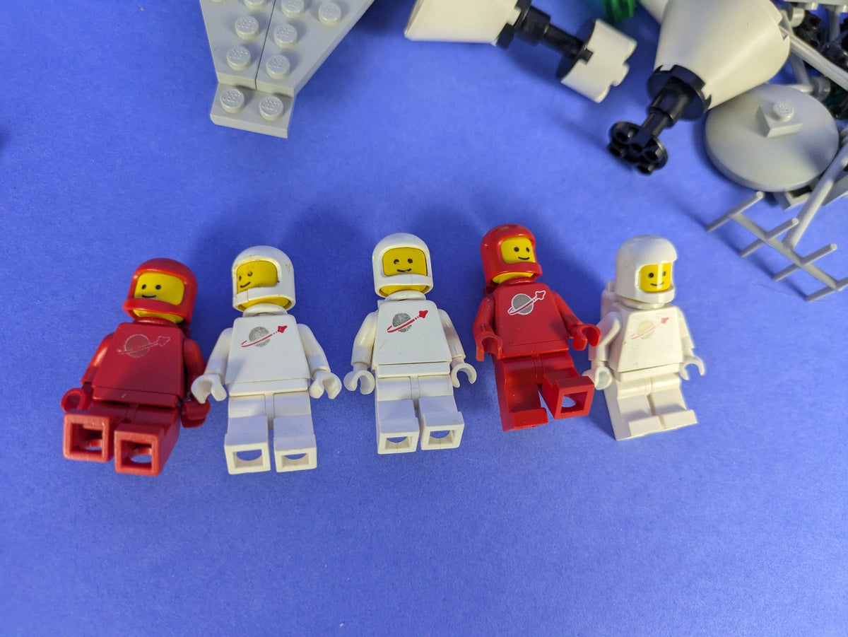 Lego Space: Classic Space: Beta-1 Command Base 6970 & Mobile Rocket Launcher 897