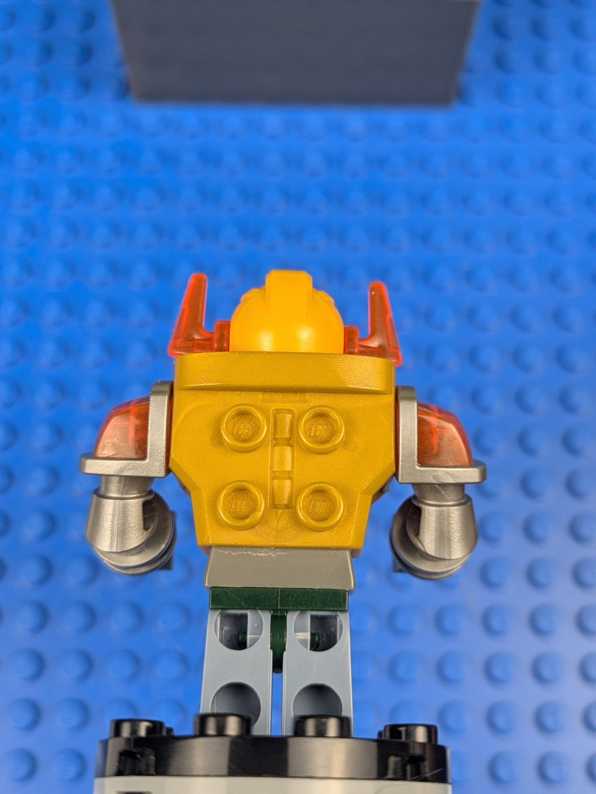 Lego NEXO KNIGHTS: Axl - Trans-Neon Orange Visor nex137 Set 72006