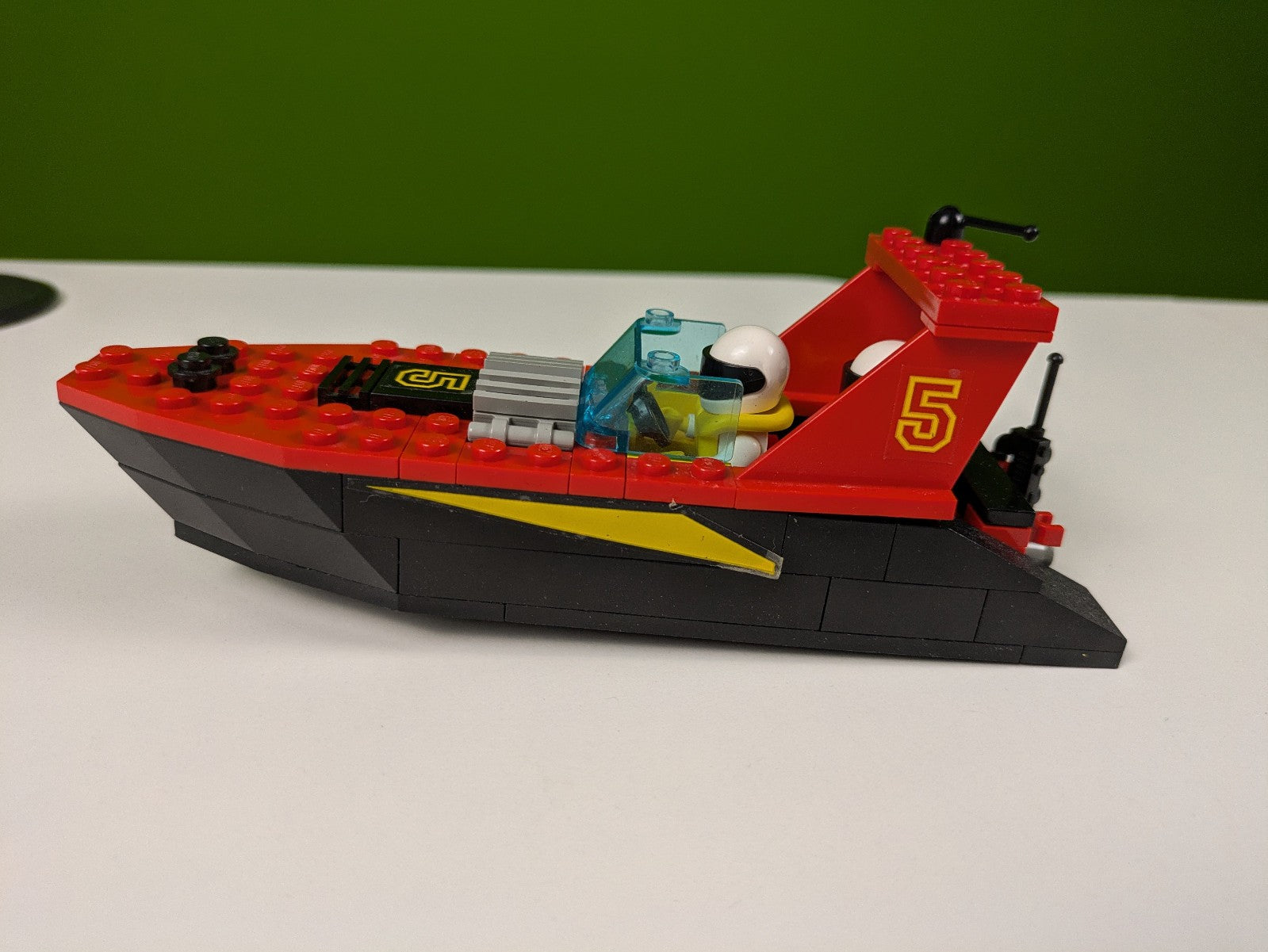 Lego Town: Classic Town: Harbor: Dark Shark Set 6679 - Complete Set