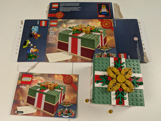 Lego Holiday & Event: Christmas: Christmas Gift Box Set 40292