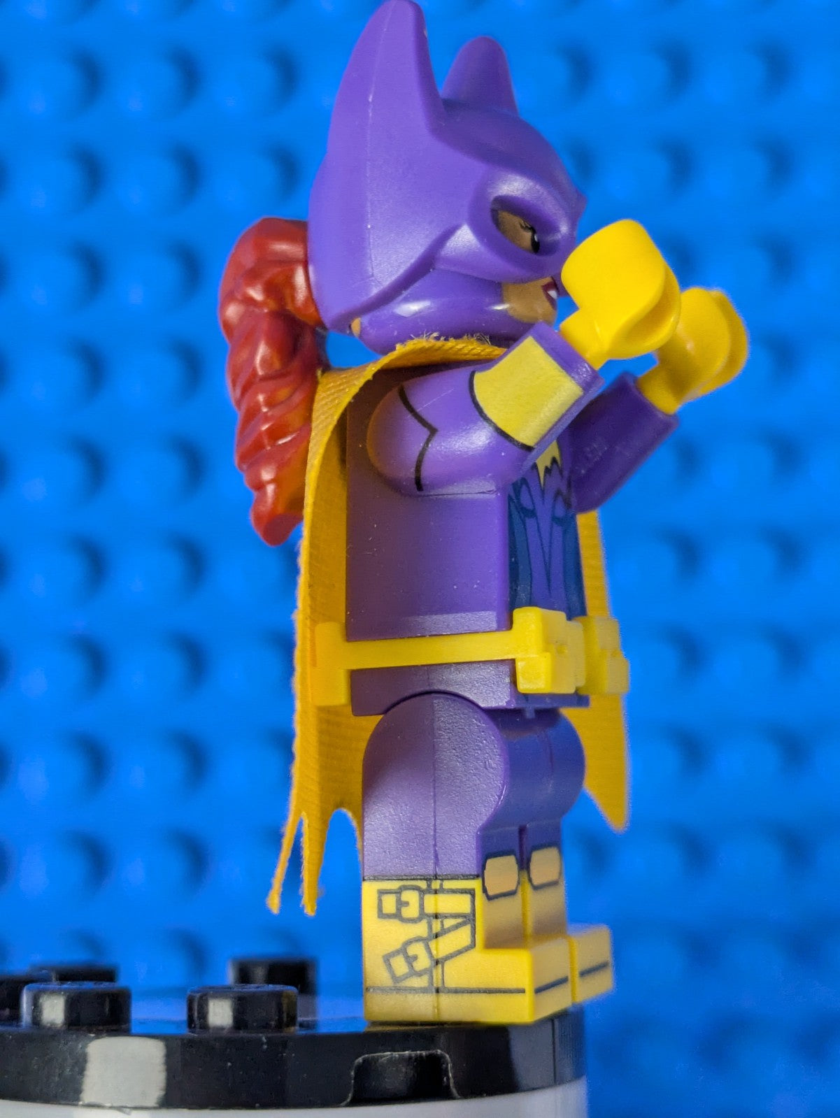 Lego Super Heroes: Batgirl - Dark Purple Suit Open Mouth Smile sh0305 Set 70917