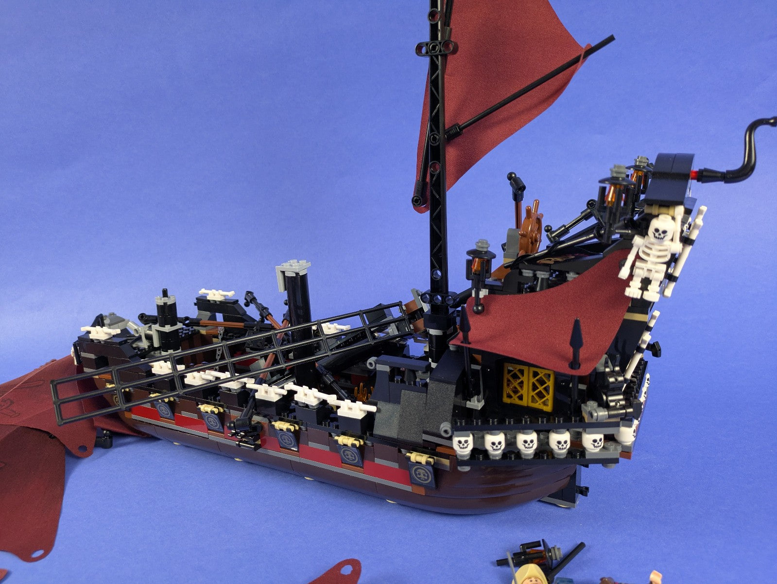 Building Blocks: Pirates of the Caribbean Queen Anne's Revenge 4195 Non-Genuine
