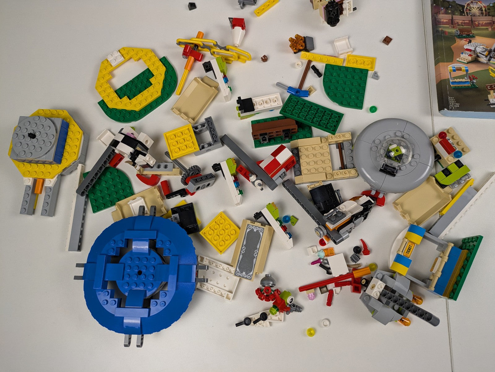 Lego Creator: Model: Recreation: Fairground Carousel Set 31095 - Incomplete Set