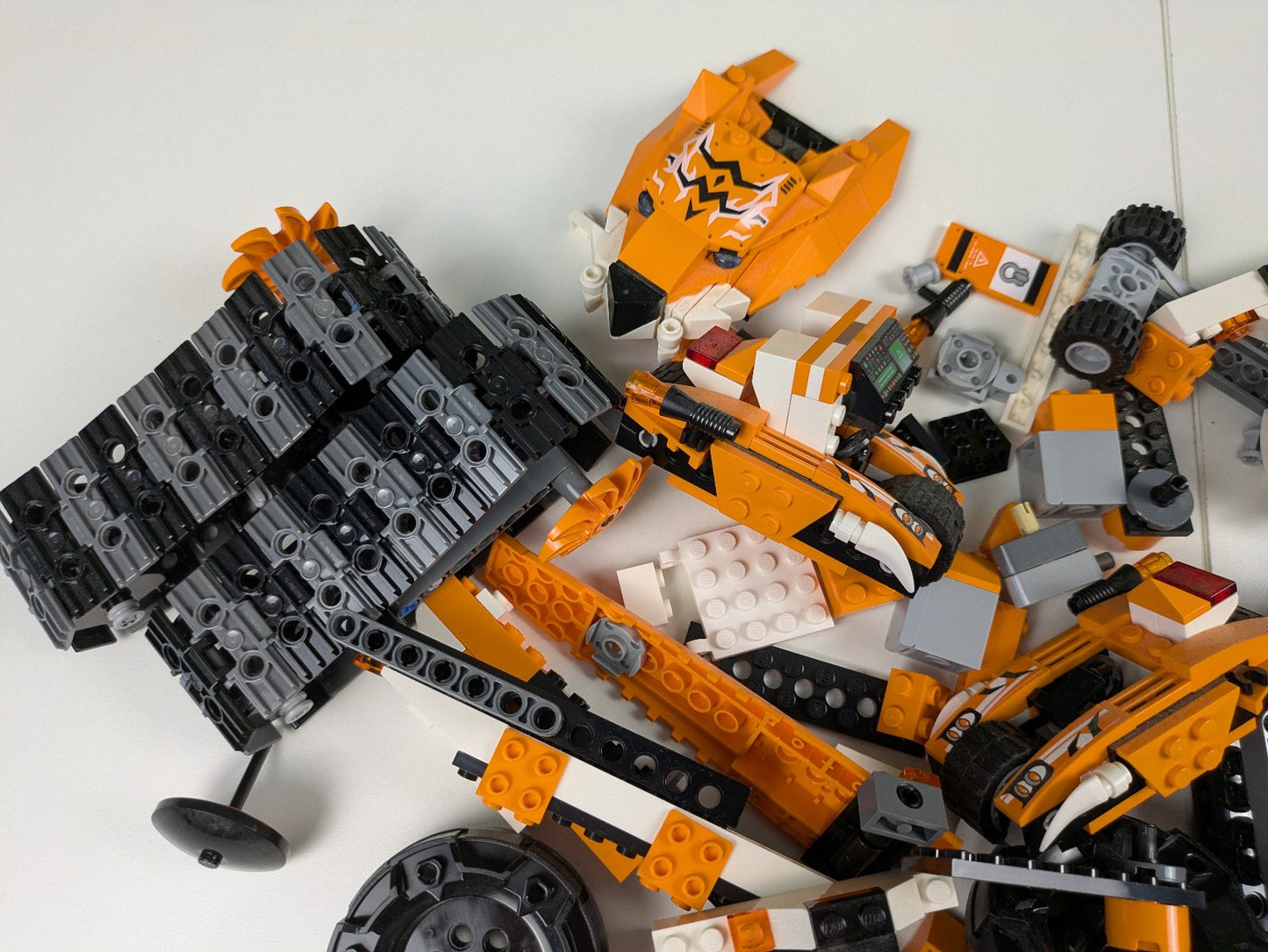 Lego LEGENDS OF CHIMA: Tiger's Mobile Command Set 70224 - Incomplete Set