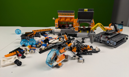 Lego City: Town: Arctic Base Camp Set 60036 w/ Additional Arctic Explorer
