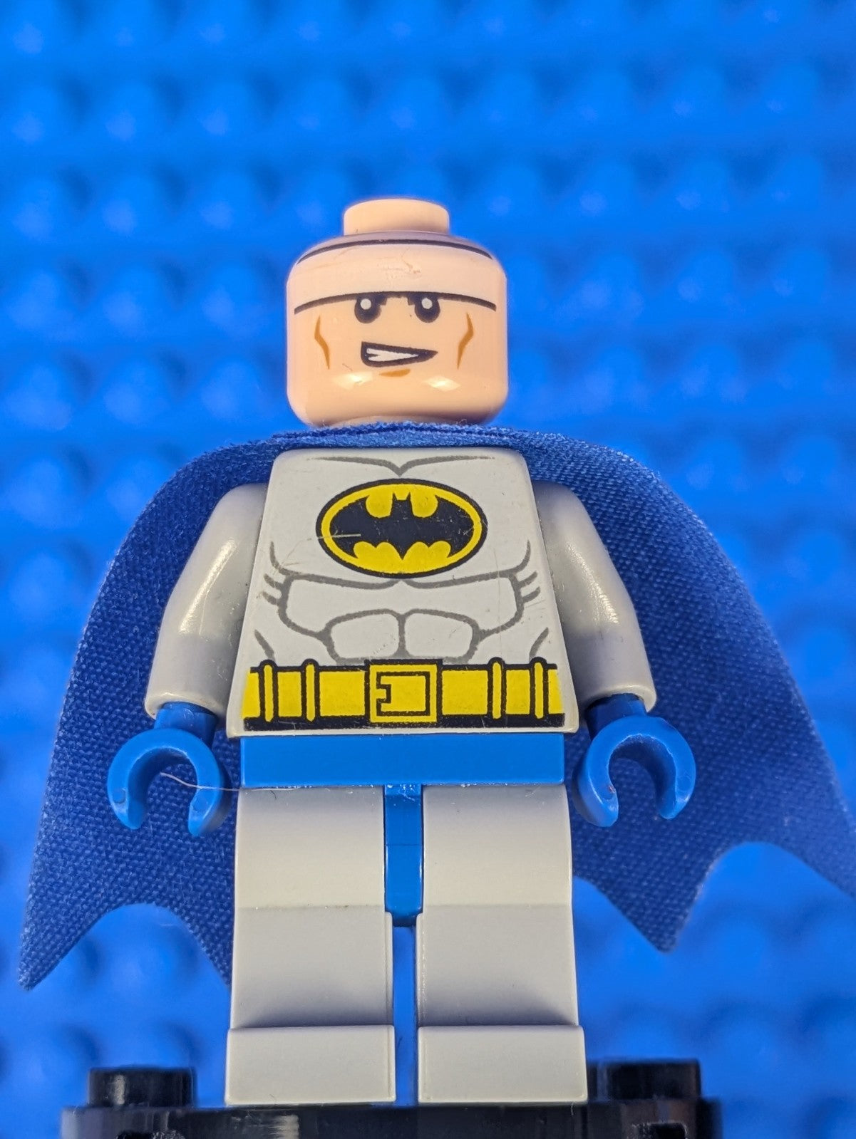 Lego Super Heroes: Batman II: Batman - Light Bluish Gray Suit sh0111 Set 10672