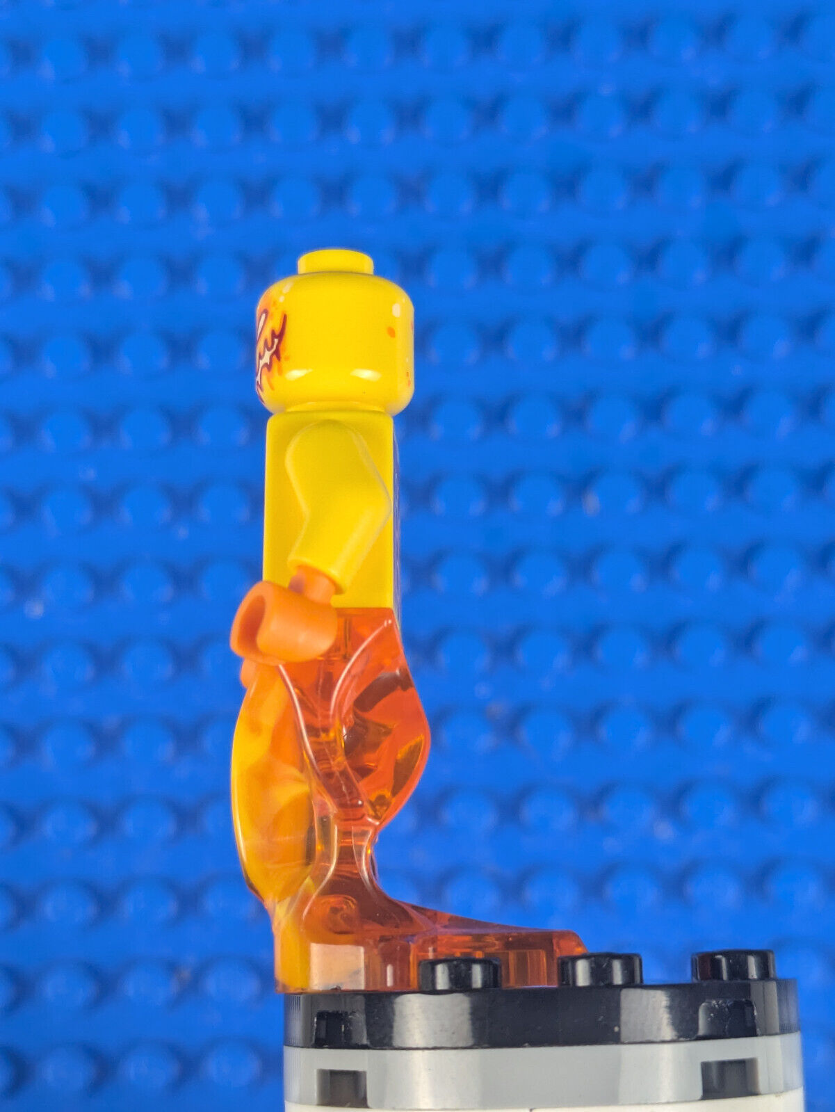 Lego NEXO KNIGHTS: Flama - Yellow Head and Torso nex054 Set 70339