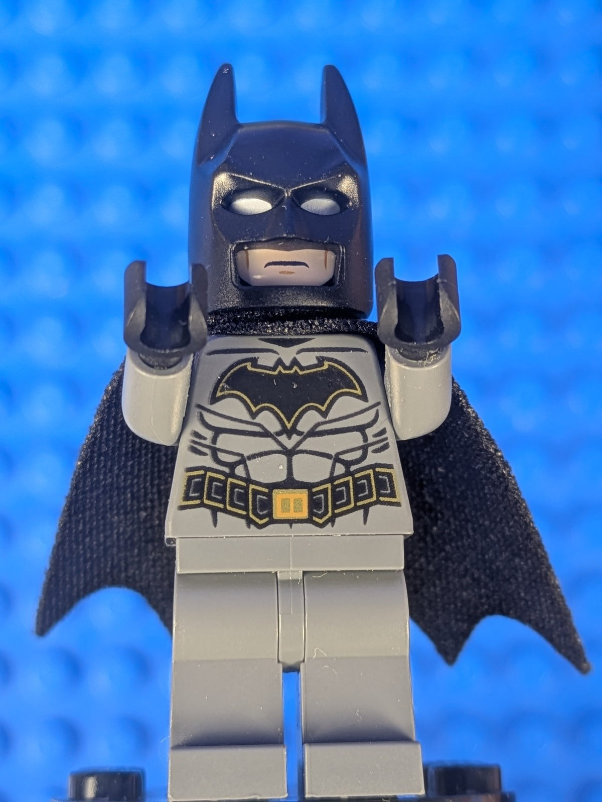 Lego Super Heroes: Batman - Dark Bluish Gray Suit sh0589a Set 76160