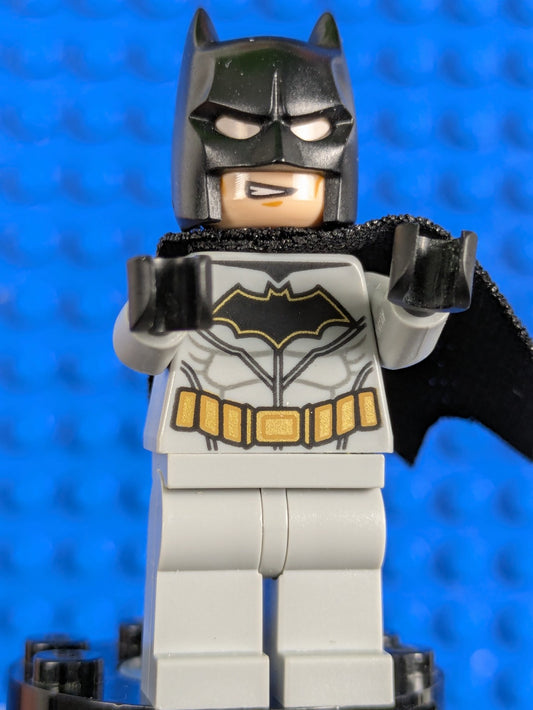 Lego Super Heroes: Batman - Light Bluish Gray Suit sh0552 Set 76117