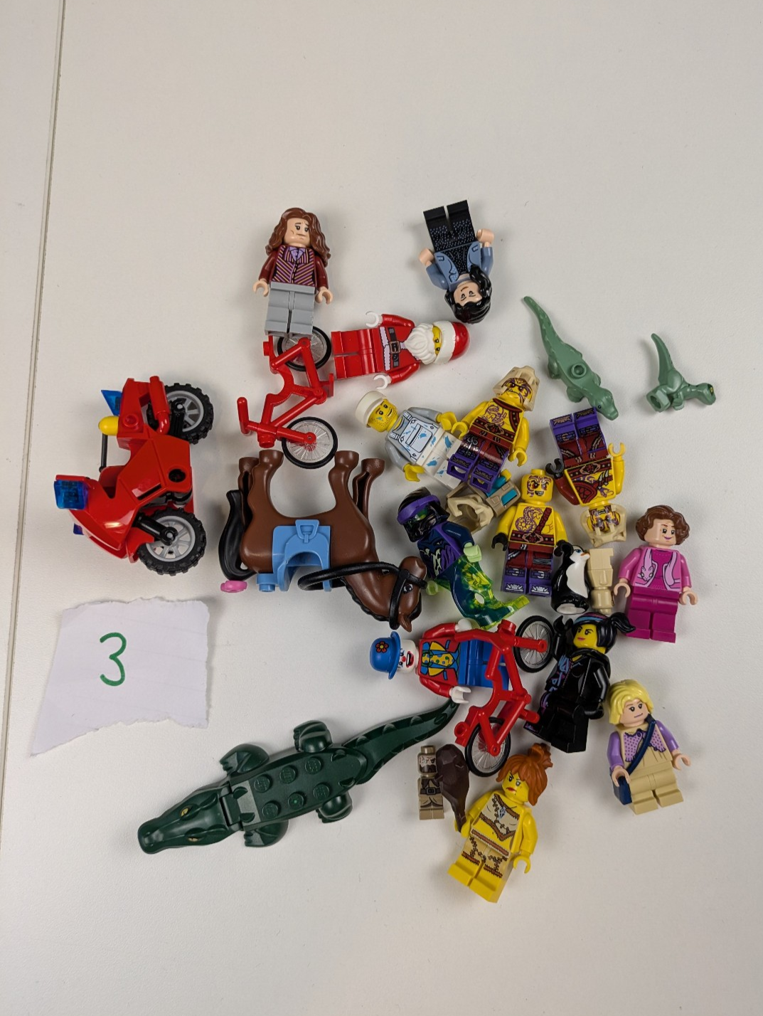 Lego Minifigures Bundle: Random Assorted LEGO Minifigures/Parts 20+ Figure/Parts