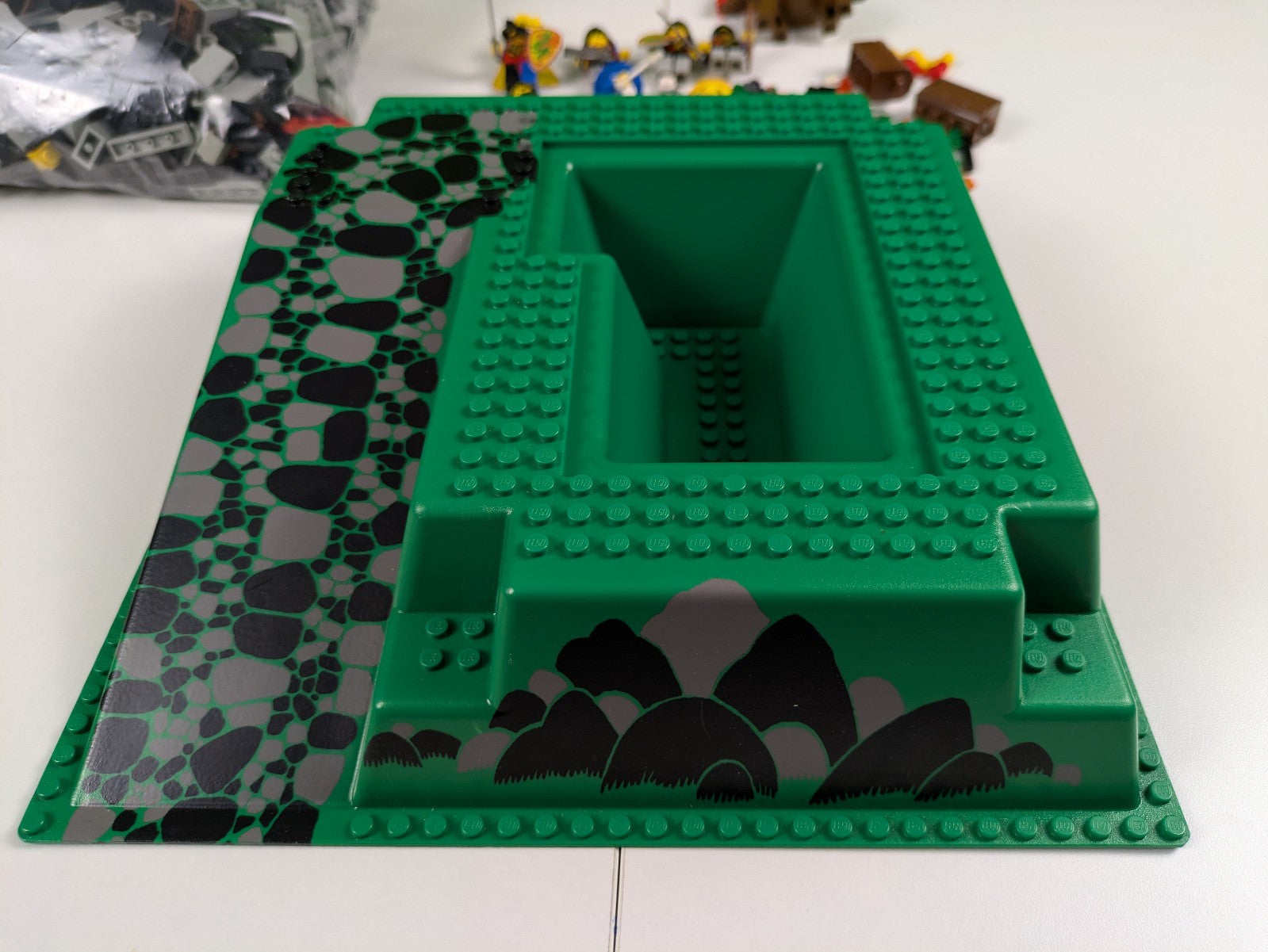 Lego Castle: Dragon Knights: Fire Breathing Fortress Set 6082 - w/ Instructions