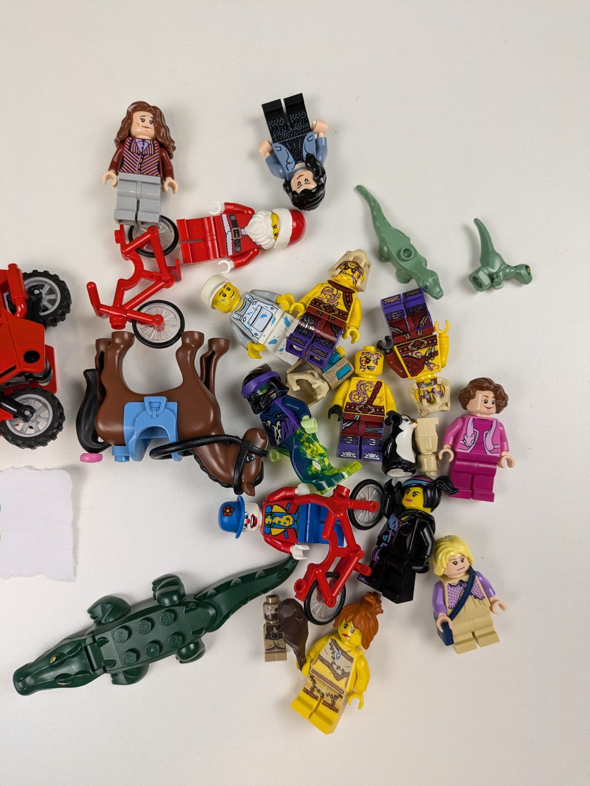Lego Minifigures Bundle: Random Assorted LEGO Minifigures/Parts 20+ Figure/Parts