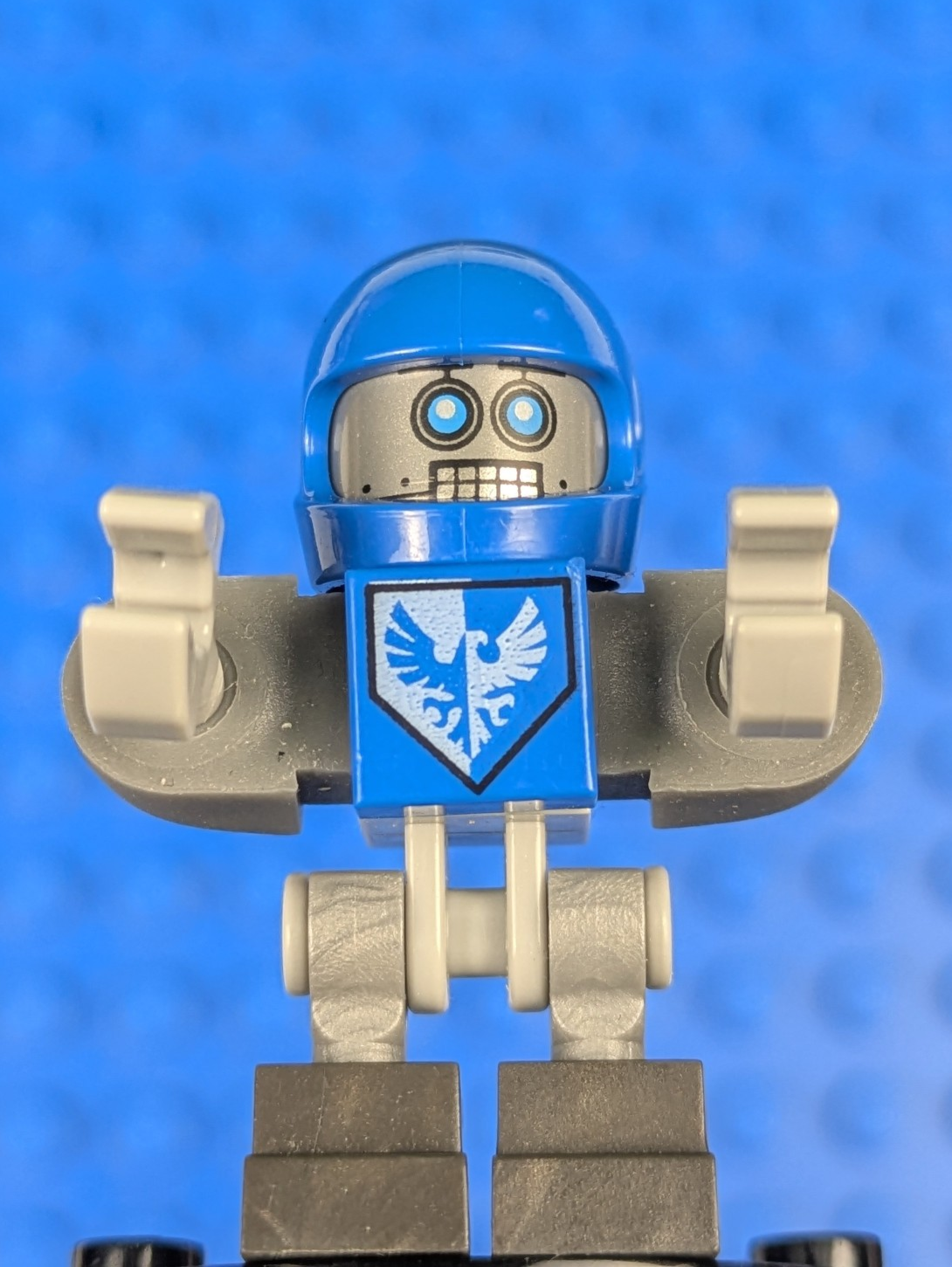 Lego NEXO KNIGHTS: Clay Bot - Dark Bluish Gray Shoulders nex090 Set 70351