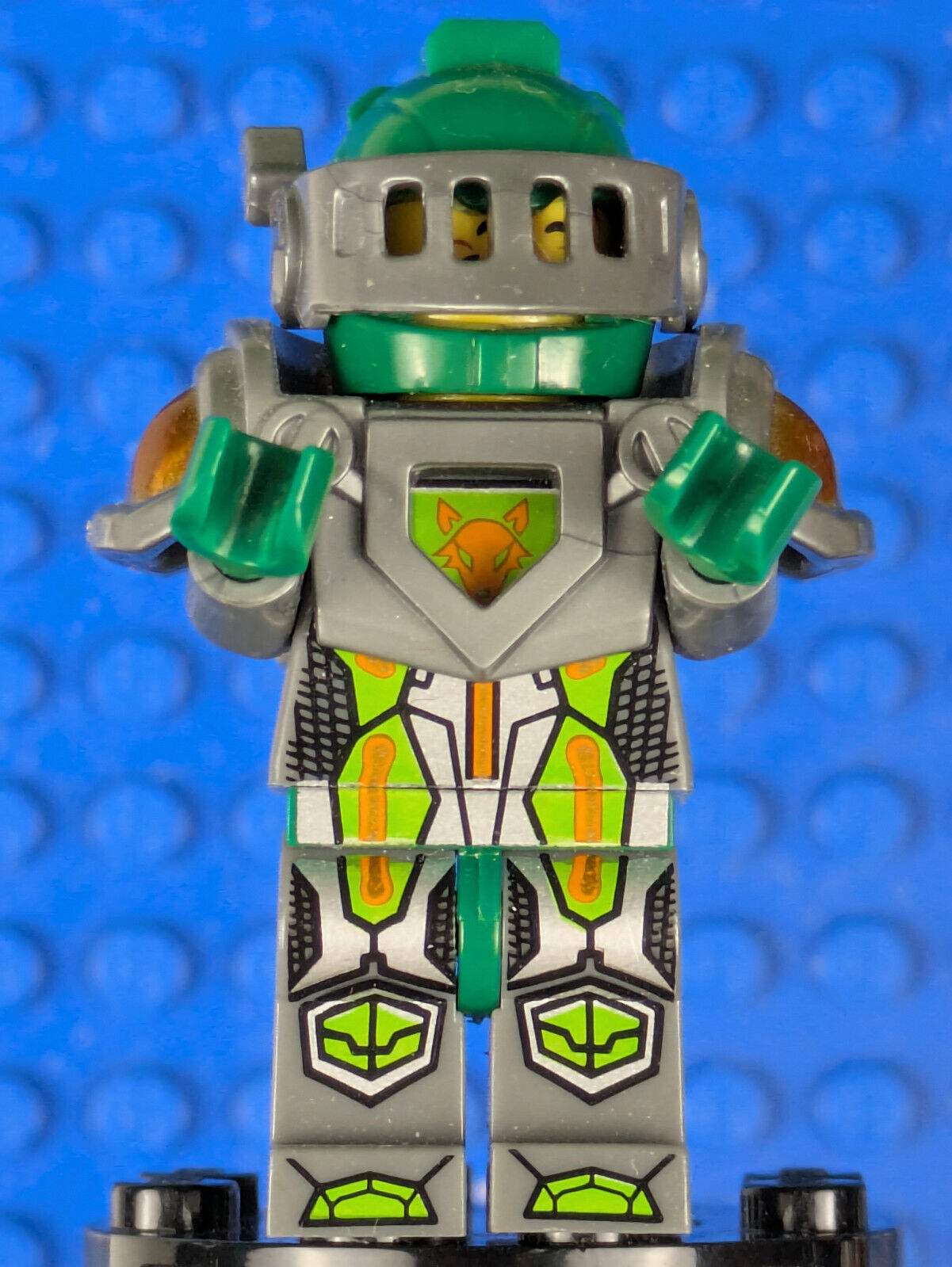 Lego NEXO KNIGHTS: Aaron Fox - Flat Silver Visor and Armor nex025 Set 70325