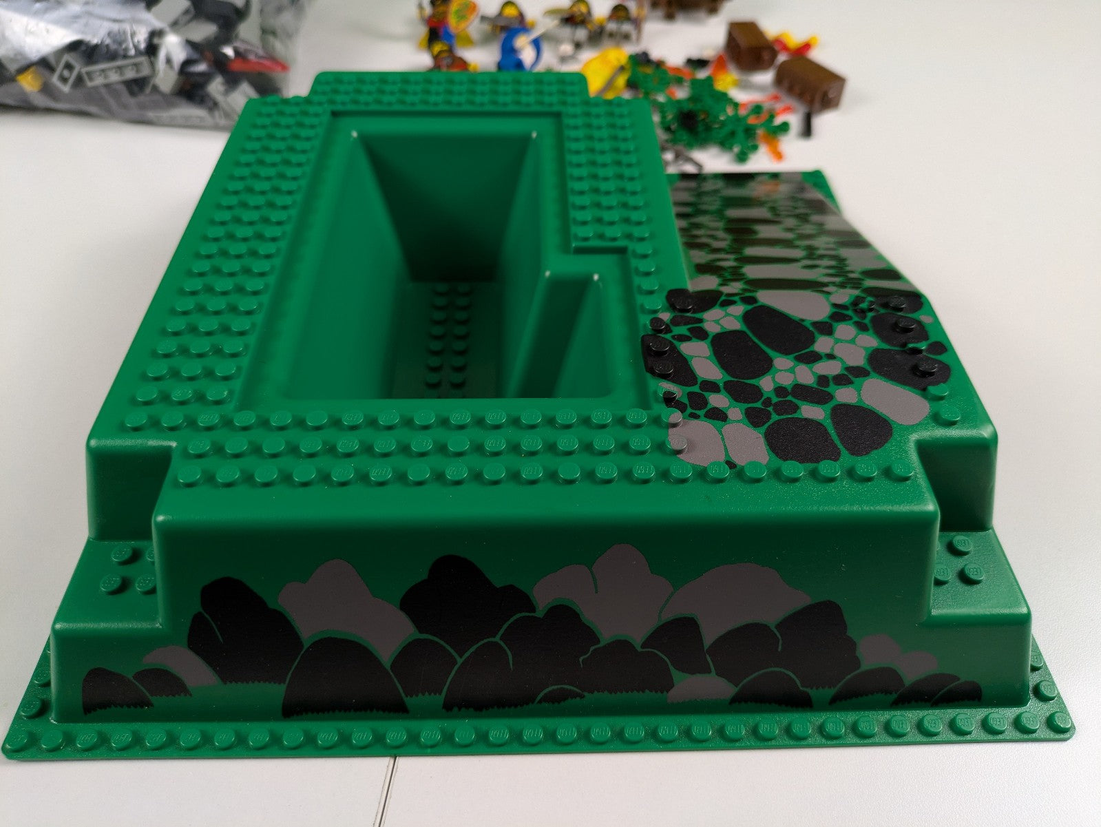 Lego Castle: Dragon Knights: Fire Breathing Fortress Set 6082 - w/ Instructions