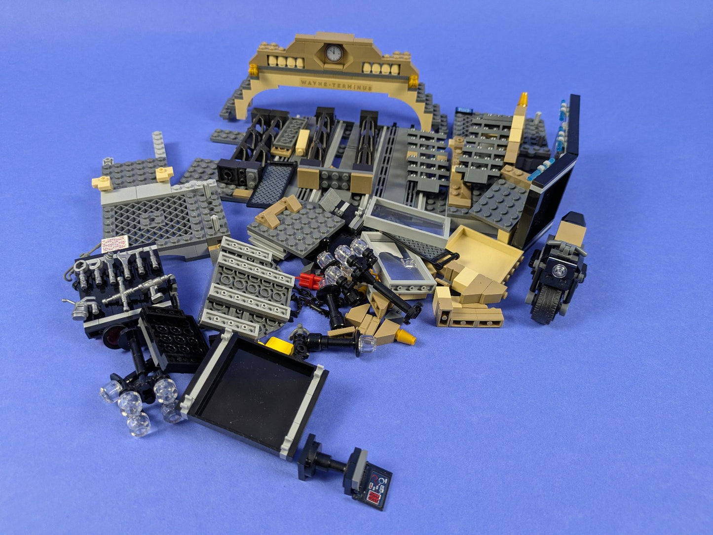 LEGO Super Heroes Batcave: The Riddler Face-off 76183 Incomplete Set Pre-Owned
