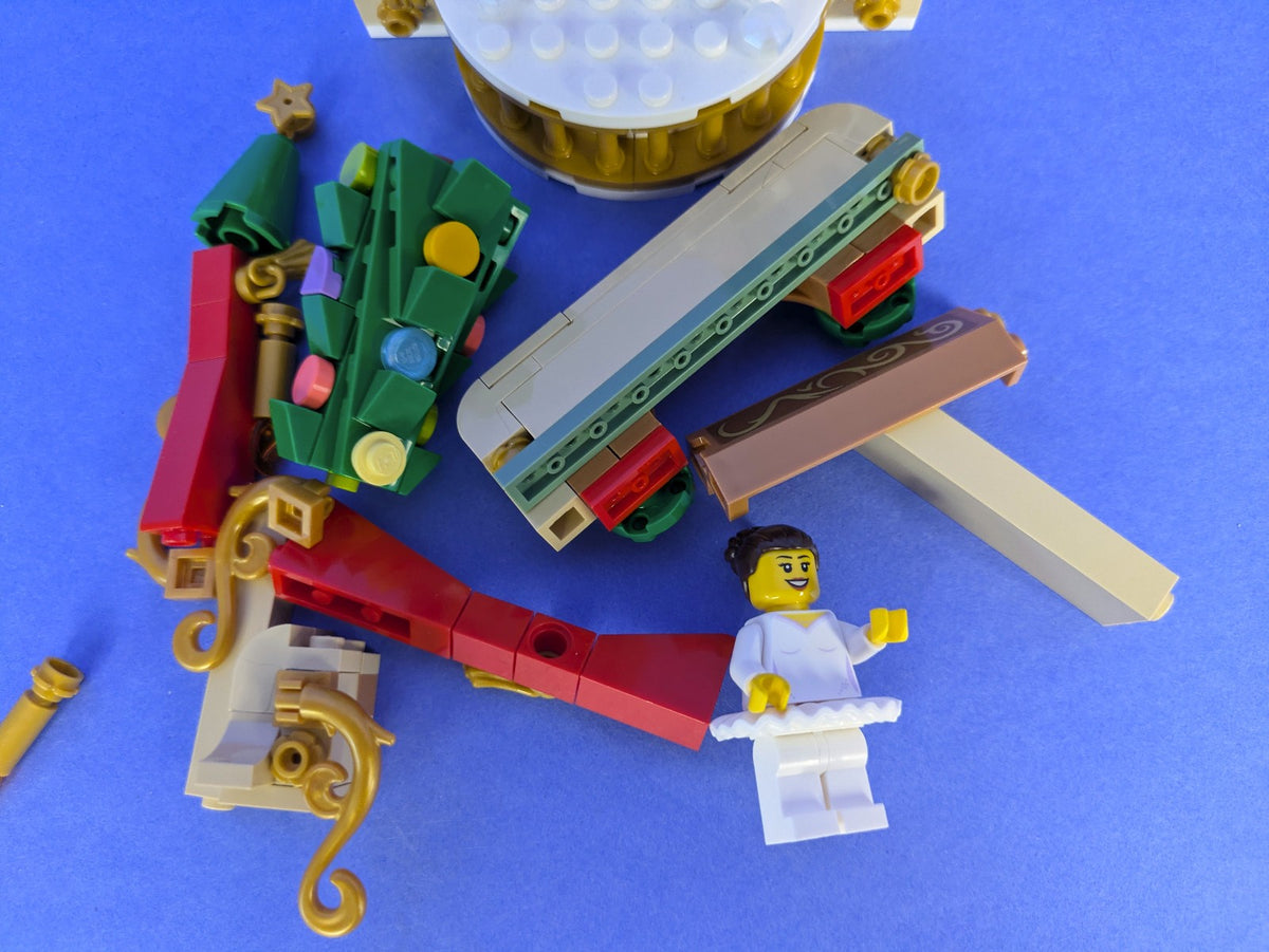 Lego Holiday & Event: Christmas: Ballerina & Nutcracker Scene 40701