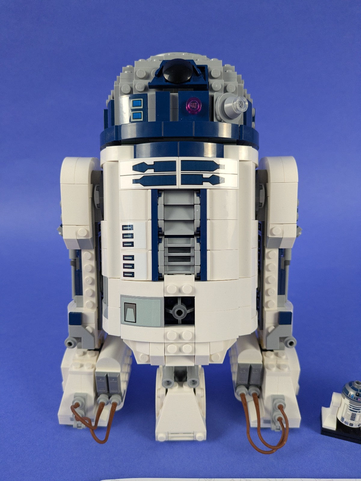 Lego Star Wars: Sculptures: R2-D2 Set 75379 Complete Set