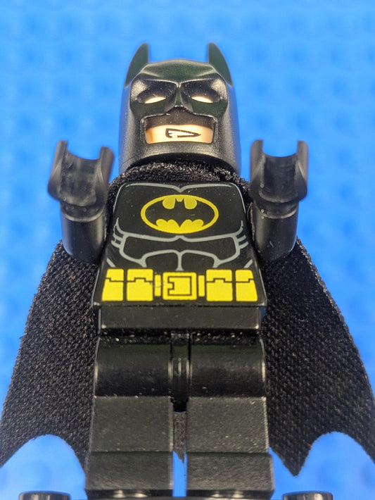 Lego Super Heroes: Batman - Black Suit with Yellow Belt sh0016b Set 77903