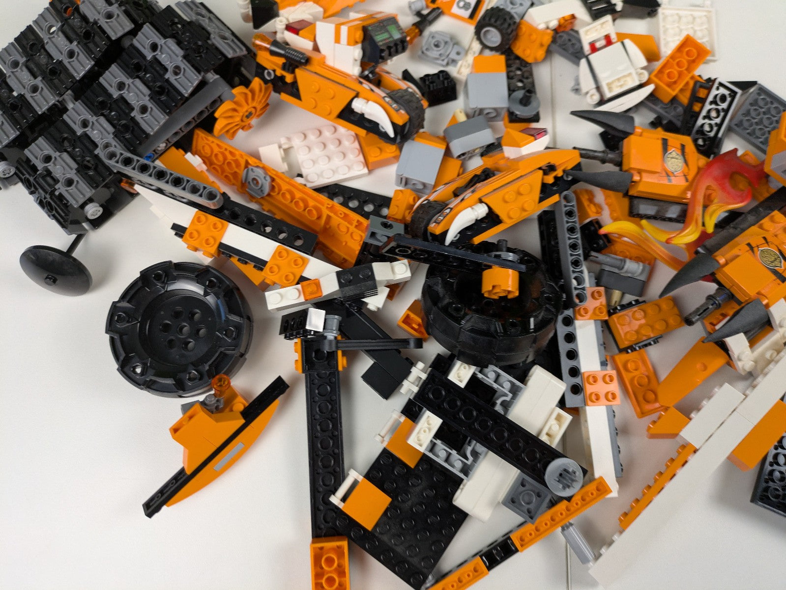 Lego LEGENDS OF CHIMA: Tiger's Mobile Command Set 70224 - Incomplete Set