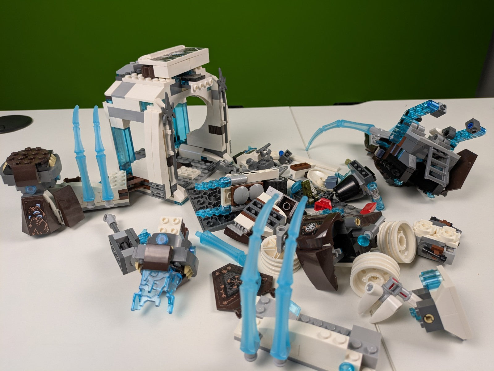 Lego LEGENDS OF CHIMA: Mammoth's Frozen Stronghold Set 70226 - Incomplete Set