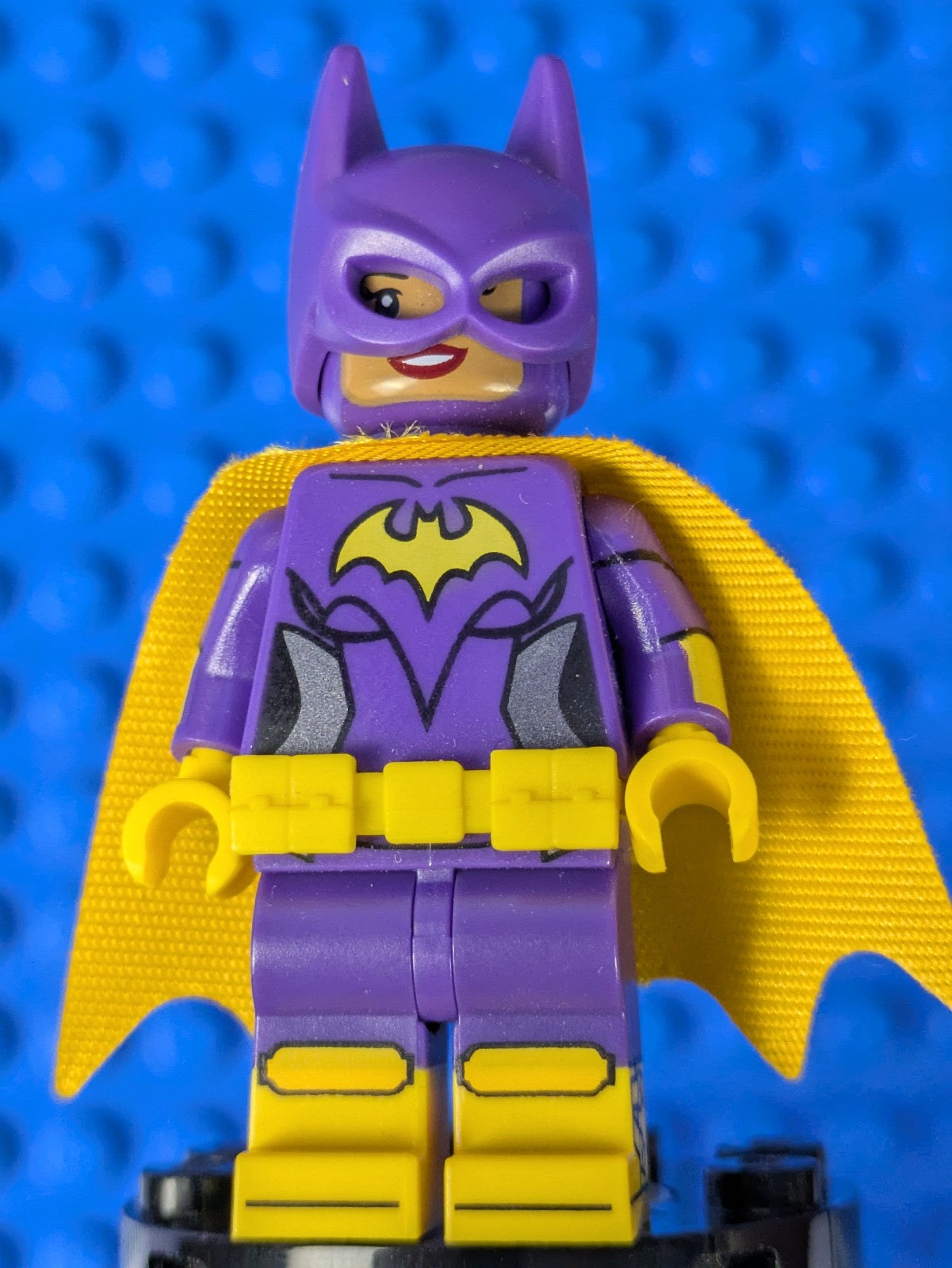 Lego Super Heroes: Batgirl - Dark Purple Suit Open Mouth Smile sh0305 Set 70917