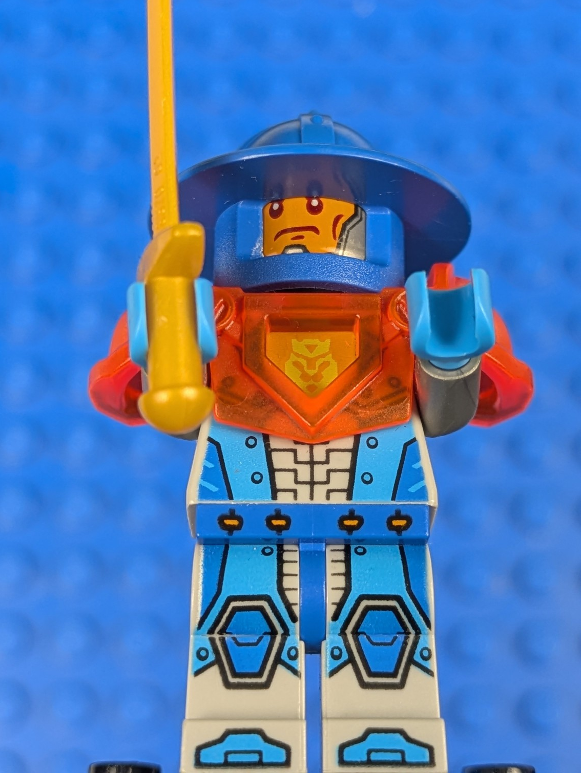 Lego NEXO KNIGHTS: Royal Soldier / King's Guard - Blue Helmet nex074 Set 70347
