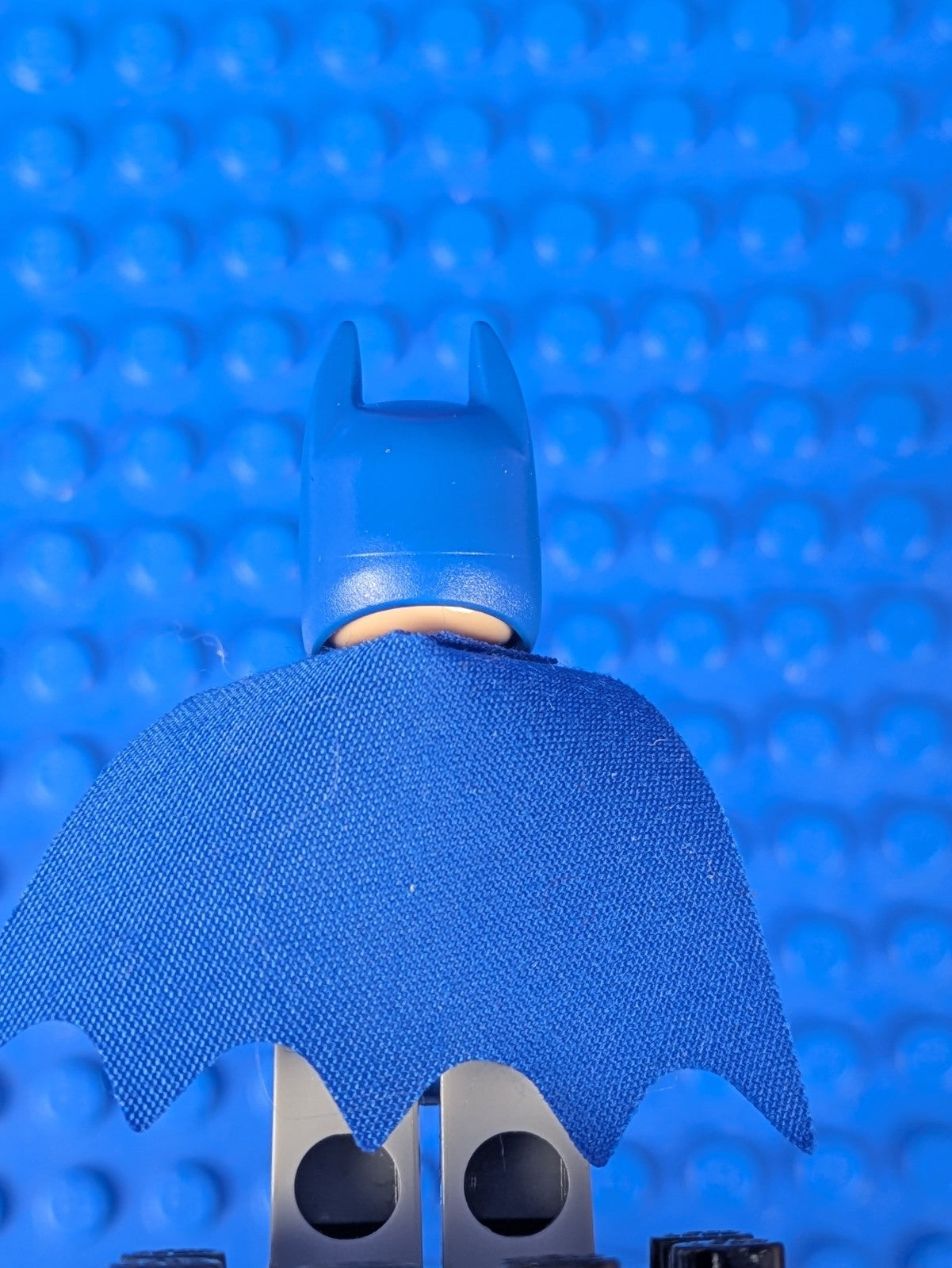 Lego Super Heroes: Batman II: Batman - Light Bluish Gray Suit sh0111 Set 10672