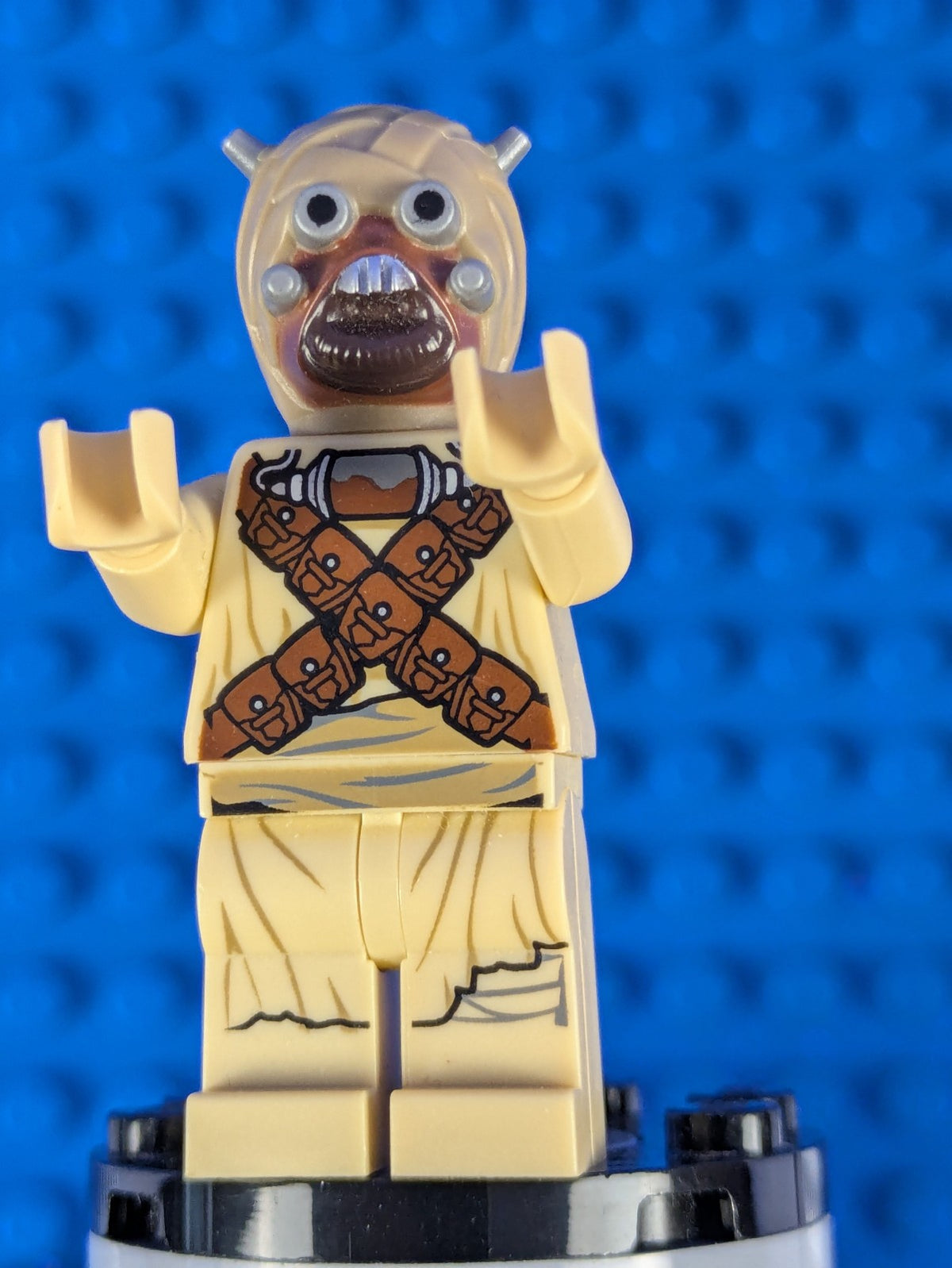 Lego Star Wars: Tusken Raider - Dark Tan Head Crossed Belts sw0620 Set 75081