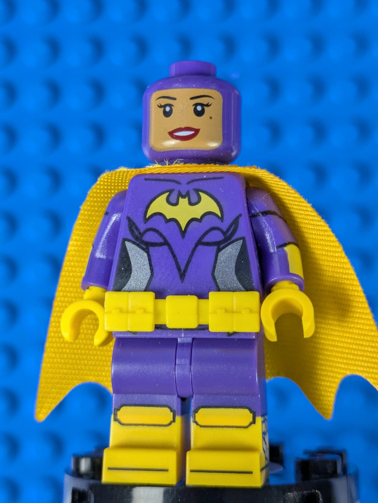 Lego Super Heroes: Batgirl - Dark Purple Suit Open Mouth Smile sh0305 Set 70917