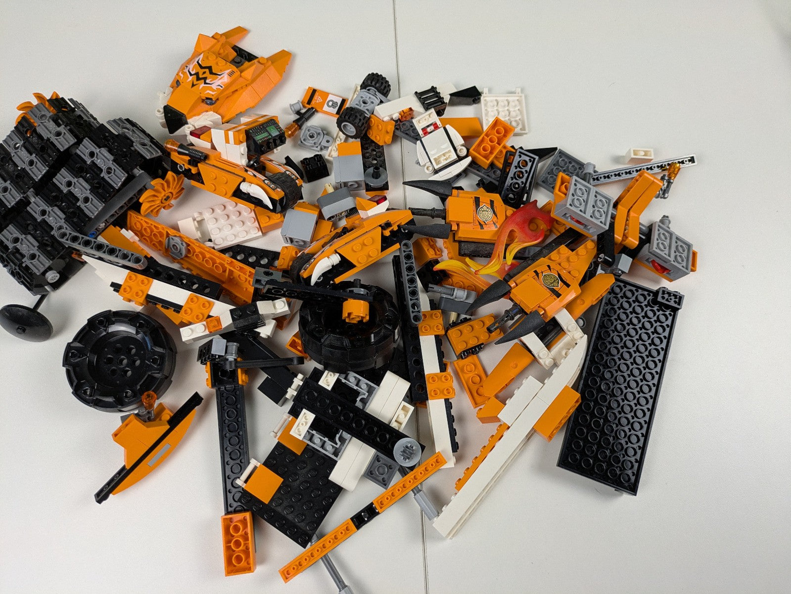 Lego LEGENDS OF CHIMA: Tiger's Mobile Command Set 70224 - Incomplete Set